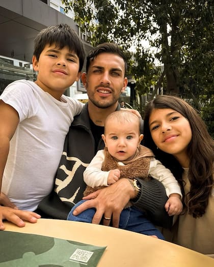 La tierna foto de Paredes con sus hijos Victoria, Giovanni y Lautaro (Foto: Instagram @leoparedes20)