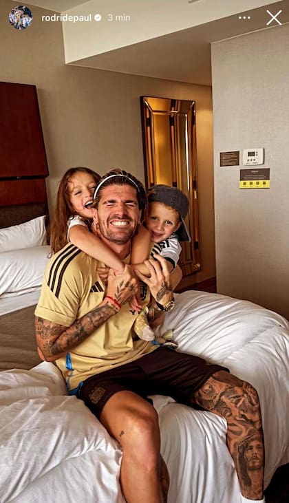 La tierna foto de Rodrigo De Paul y sus hijos antes del debut de la Argentina en la Copa América (Foto: Instagram @rodridepaul)