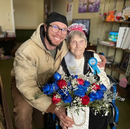 La tierna foto que compartió el joven en el cumpleaños de su abuela: la agasajó con un ramo de rosas y una vincha (Foto: @chandlerdurango)