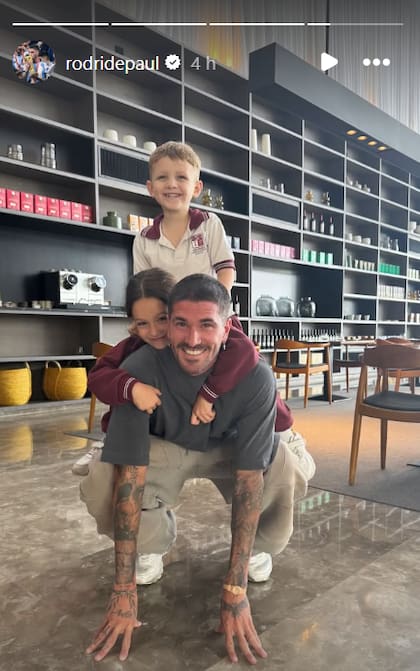 La tierna foto que subió Rodrigo De Paul con sus hijos