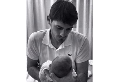 La tierna fotografía fue compartida por el arquero español en su página web