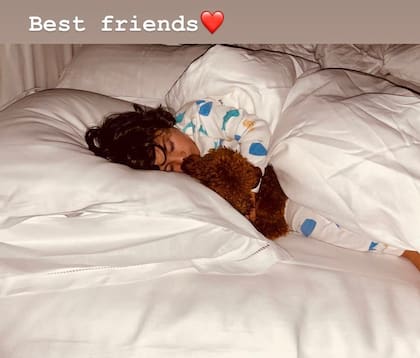 La tierna imagen de Ciro Messi durmiendo con Abú, el cachorro de la familia
