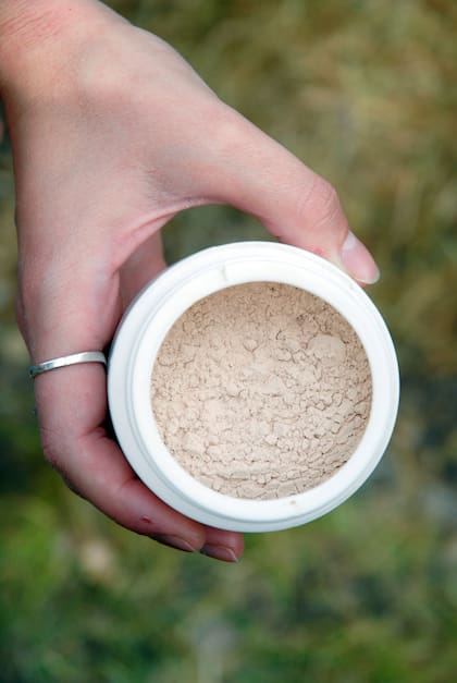 La tierra de diatomeas es un material natural compuesto por los restos fosilizados de diatomeas, que son algas con una estructura de sílice