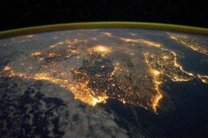 La Tierra refleja aproximadamente el 30% de la luz solar que la ilumina