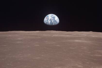 La Tierra se ve en el horizonte en una fotografía tomada desde la Luna