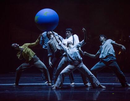 La Tierra va y viene entre las manos, en las primeras escenas de la obra, que trabaja con la idea de la locura de los hombres en el mundo