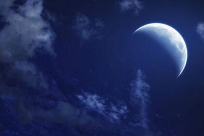 La Tierra y la Luna están unidas por una suerte de abrazo gravitacional; entonces, a medida que el movimiento de la Tierra se ralentiza, se acelera el de la Luna