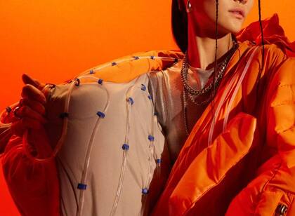 La Tiger Summer Puffer es una campera para el verano: tiene un sistema de tuberías internas para refrigerar el cuerpo de quien la usa