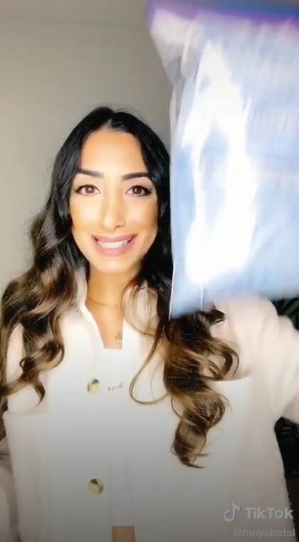 La tiktoker aseveró que basta con meterlos en el freezer durante dos días para eliminar el mal olor y la suciedad