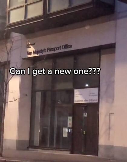 La tiktoker asistió a la oficina de pasaportes para tramitar uno nuevo para ese mismo día, pero le dijeron que no