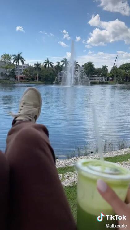 La tiktoker comió su almuerzo frente a un lago de Miami