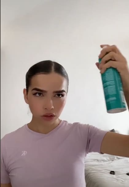 La tiktoker dijo que se pone fijador para cuidar su cabello