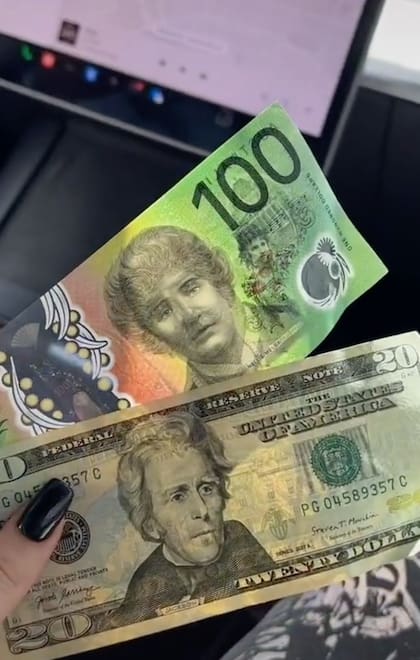 La tiktoker mostró dos billetes en cámara después de llorar por la pobreza