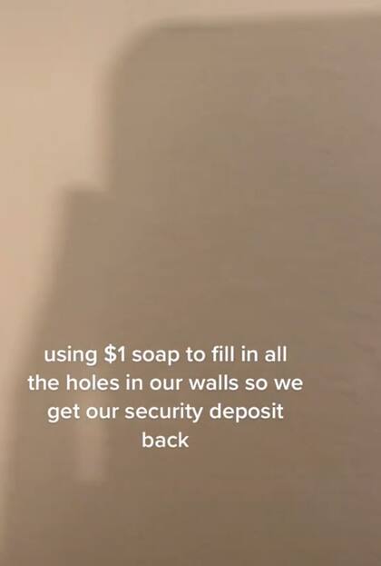 La tiktoker rellenó los hoyos de la pared con una barra de jabón