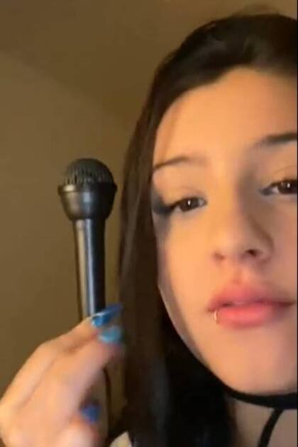 La tiktoker se ilusionó con la noticia de que el tecaldo que compró por internet venía con micrófono, pero lo que vino sólo le generó más desilusión