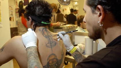 La tinta de los tatuajes puede afectar el sistema inmunológico, según un estudio