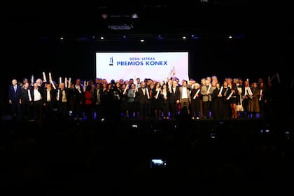 La típica foto grupal de las figuras que reciben el diploma al mérito de los Premios Konex