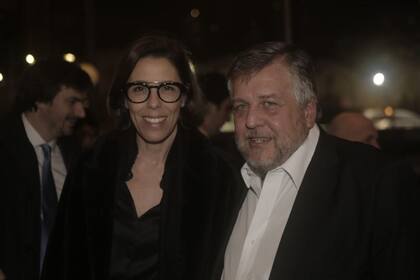 Laura Alonso, de la Oficina Anticorrupción, posó para las fotos junto al fiscal Carlos Stornelli, uno de los hombres más buscados de la noche