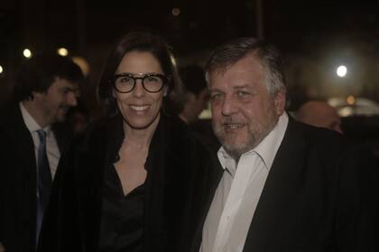 Laura Alonso, de la Oficina Anticorrupcin, pos para las fotos junto al fiscal Carlos Stornelli, uno de los hombres ms buscados de la noche