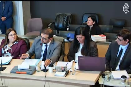 la titular de la Procuraduría de Trata y Explotación de Personas (PROTEX), Alejandraa Mángano, junto con el fiscal Fernando Alcaraz y la auxiliar fiscal Virginia Rodríguez, durante el alegato del MPF (Captura de la audiencia)