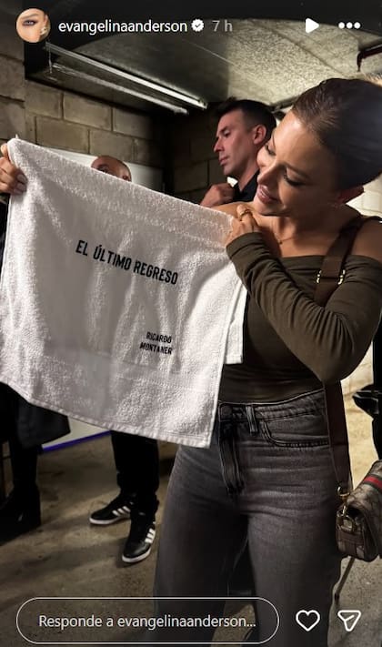 La toalla personalizada que le regaló Montaner a Eva Anderson