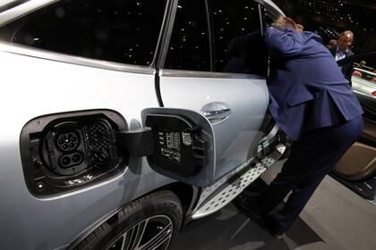 La toma de carga del automóvil eléctrico Mercedes se muestra en el 89o Salón Internacional del Automóvil de Ginebra en Ginebra, Suiza, el 6 de marzo.