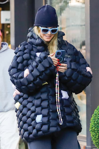 La top eligió para hacerle frente al frío un camperón acolchado de la firma de lujo Raxxy con pantalones de snowboard. ¿El toque? Las uñas pintadas de rojo brillante.