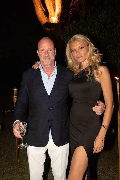 La top model Esther Cañadas junto al anfitrión, el empresario Giuseppe Cipriani, nieto del cofundador del mítico Harry's Bar en Venecia, un legado que ha llevado a distintas parte del mundo.