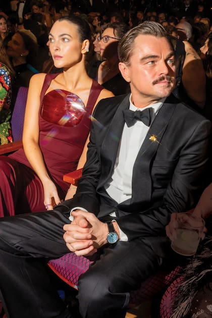 La top
model italiana Vittoria Ceretti, vestida por Chanel, junto
a Leonardo DiCaprio. Si bien en 2020 el actor asistió con
su entonces novia, la actriz Camila Morrone, fue sólo con
Gisele Bündchen en 2005 con quien caminó de la mano por
la alfombra roja de la gala
