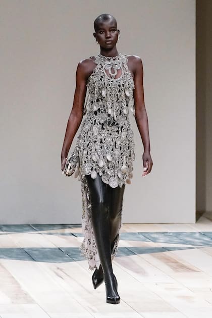 La top model sur- sudanesa que a los siete años desembarcó en Australia como refugiada junto a su madre, brilló en el último desfile de Alexander McQueen durante el París Fashion Week celebrado en marzo pasado. 
