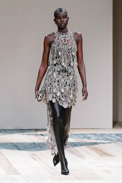 La top model sur- sudanesa que a los siete años desembarcó en Australia como refugiada junto a su madre, brilló en el último desfile de Alexander McQueen durante el París Fashion Week celebrado en marzo pasado.