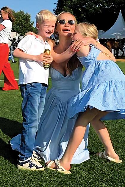 La
top model
Tatiana
Korsakova
alentó a
su marido,
Andrey
Borodin, junto
a sus hijos Leo
y Sasha.