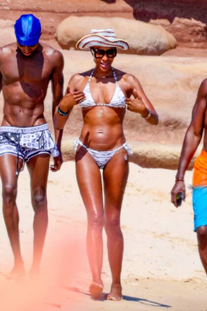 La topmodel Naomi Campbell también se calzó su bikini para disfrutar del sol y del mar, pero en su caso, el destino elegido fue una exclusiva playa de la Cerdeña