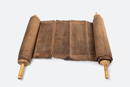 La Torá es el libro sagrado del pueblo judío y contiene los cinco libros del Antiguo Testamento. 