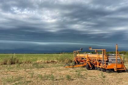 La tormenta antes de comenzar a llover hoy en Colonia Milessi, entre Morteros y Brinkmann (Córdoba). Gentileza Sebastián Depetris