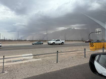 La tormenta de polvo llegando a las carreteras de Phoenix