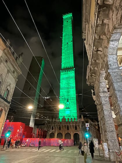 La torre Asinelli, de 97.2m, símbolo de la ciudad de Bolonia, por estos días luce iluminada de verde en honor a la Copa Davis
