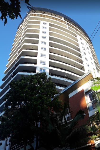 La torre Aymará, llamada a ser uno de los edificios emblemáticos de Posadas. Aún sin terminar, tiene 124 unidades, piscina en la terraza y restaurante gourmet.