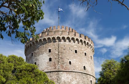 La Torre Blanca, frente al mar, es uno de los principales monumentos de Tesalónica. Fue erigida en la época otomana y alberga en su interior un museo.