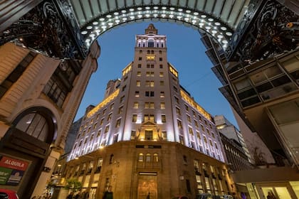 La torre corporativa de 16.512 metros cuadrados cubiertos está distribuida en 13 pisos de oficinas