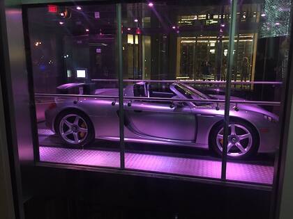 La torre cuenta con parking privado para cada auto.