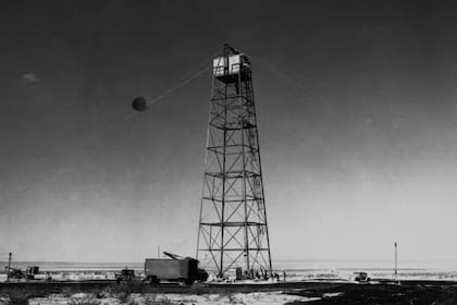 La torre de 30 metros sobre la cuál se detonó la primera bomba nuclear por parte de los Estados Unidos, en el desierto del estado de Nuevo México