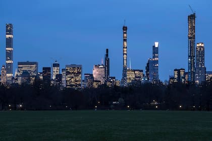 La torre de 432 Park Avenue, Nueva York, a la izquierda