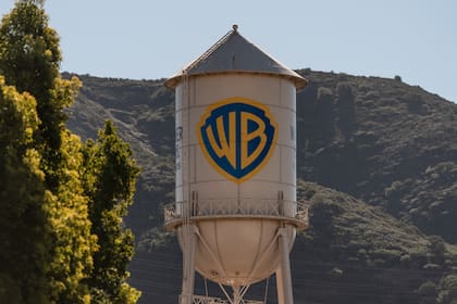 La torre de agua, un símbolo histórico de los estudios Warner Bros. instalados en Burbank (California)