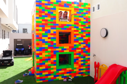 La torre de bloques tiene ventanas y el último piso no tiene techo