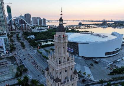 La Torre de la Libertad se encuentra en el centro de Miami y ahora tendrá una biblioteca en su estacionamiento