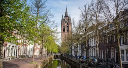 La torre de la Oude Kerk en Delft se inclina hacia un lado, en parte debido a la presencia de un canal
