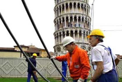 La torre de Pisa sigue inclinada y goza de buena salud