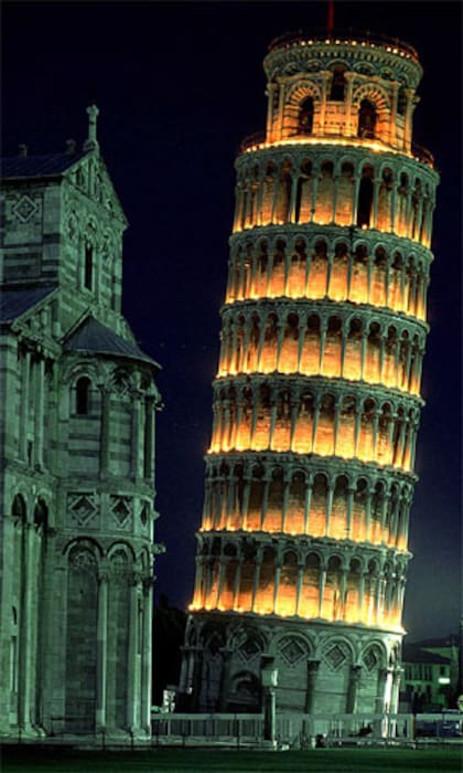 La Torre de Pisa iluminada