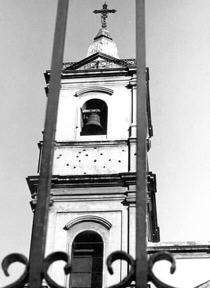 La torre de Santo Domingo, a la que hace referencia el visitante británico. Por error, el disertante sostenía que las balas que dañaron la torre habían sido disparadas por los ingleses.